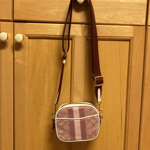 Coach Dempsey Camera bag in sig. Jacguard w/Coach patch&❤️ charm. - Picture 3 of 9